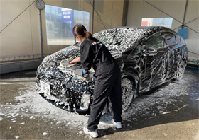 洗車！女性も大活躍